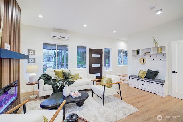 7008 Linden Avenue N, Seattle, WA 98103