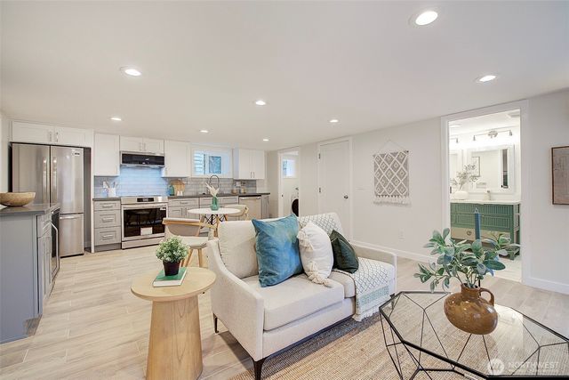 7008 Linden Avenue N, Seattle, WA 98103