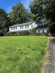 6 Bay Path Court, Huntington, NY 11743