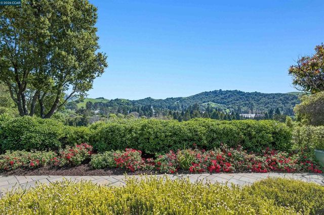 157 Fernwood Dr, Moraga, CA 94556
