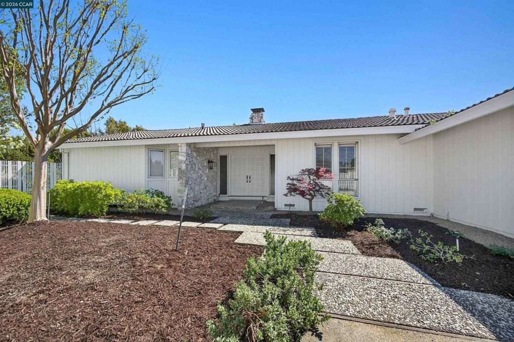 Image 1 of property listing at 157 Fernwood Dr, Moraga, CA 94556