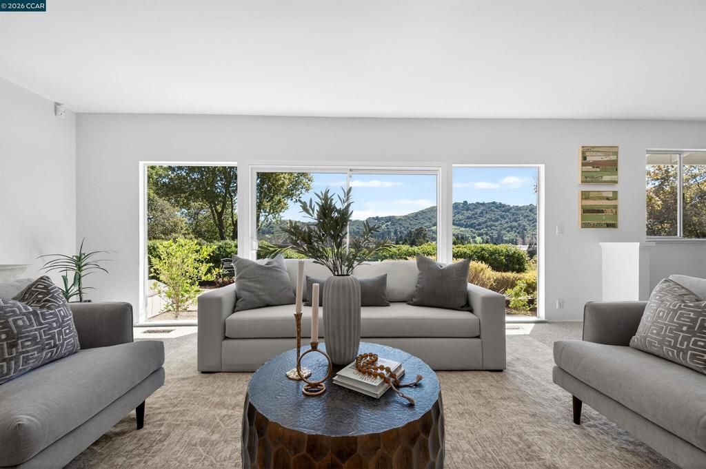 Image 12 of property listing at 157 Fernwood Dr, Moraga, CA 94556