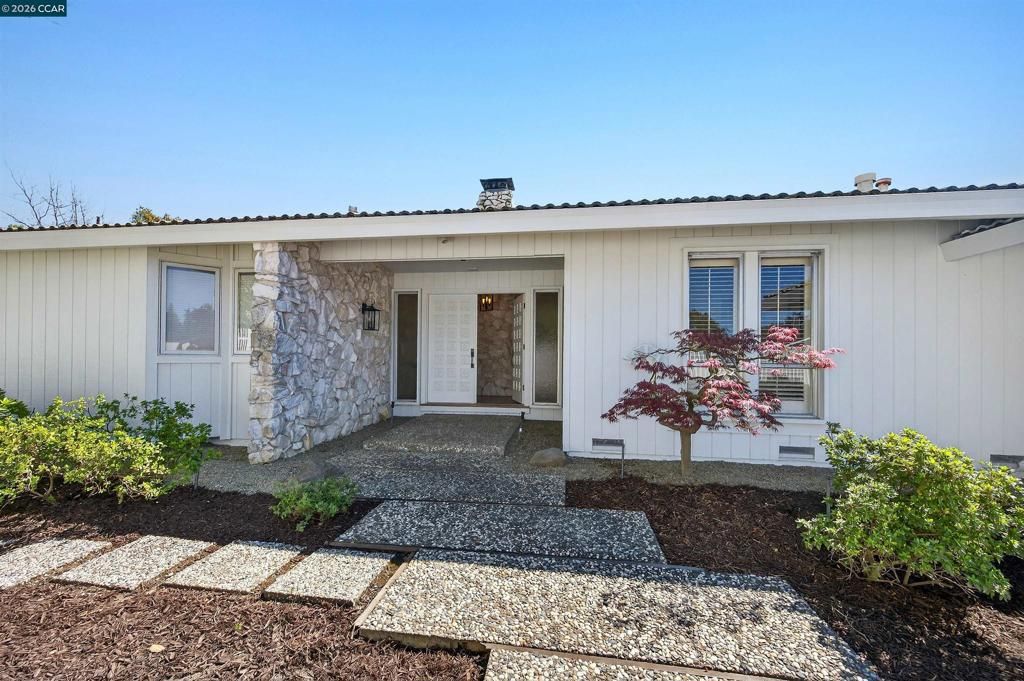 Image 2 of property listing at 157 Fernwood Dr, Moraga, CA 94556