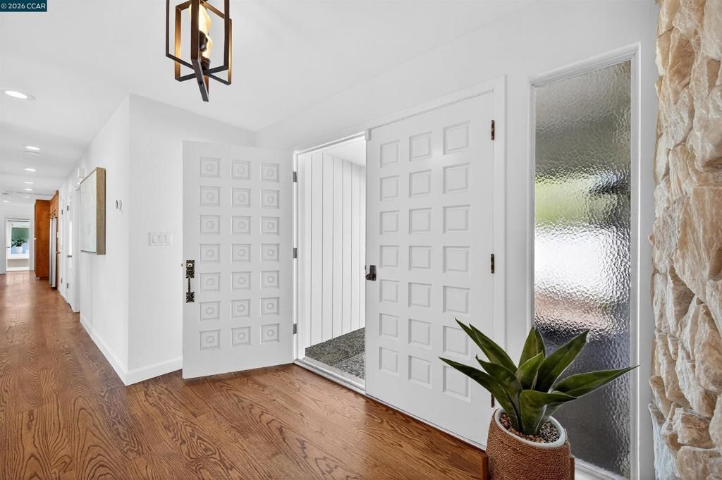 Image 3 of property listing at 157 Fernwood Dr, Moraga, CA 94556