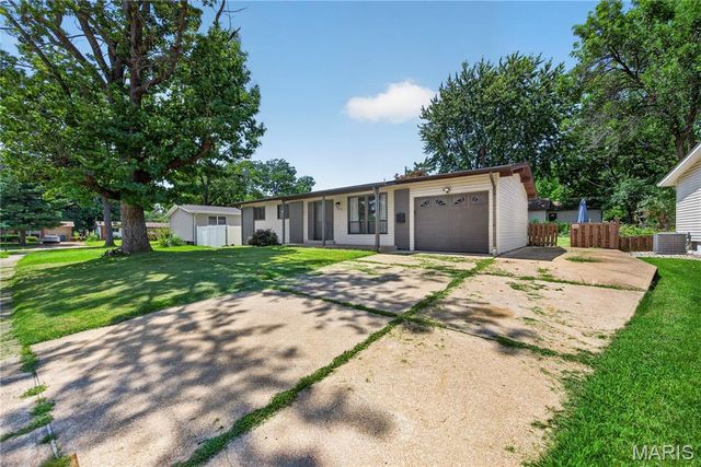1455 Ranchwood Drive, Florissant, MO 63031