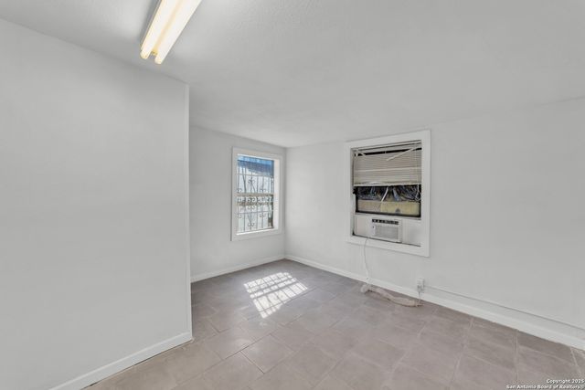 811 S GENERAL MCMULLEN DR, San Antonio, TX 78237