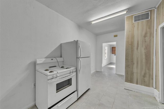 811 S GENERAL MCMULLEN DR, San Antonio, TX 78237