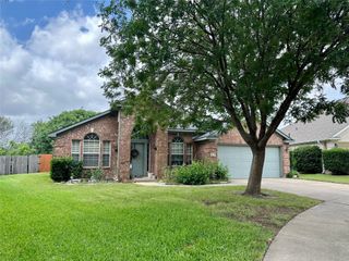 5776 Falcon Ridge Court, Haltom City, TX 76137