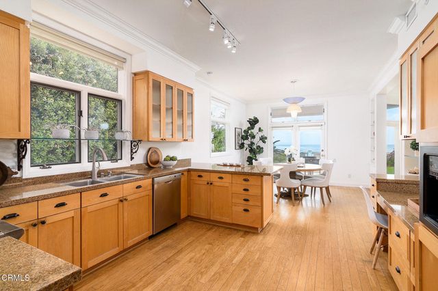 101 Rios Court, Solana Beach, CA 92075