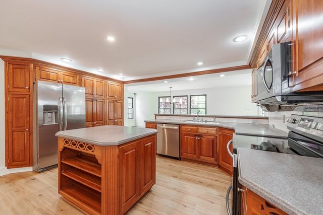 6 Hitching Post Ln, Wilbraham, MA 01095