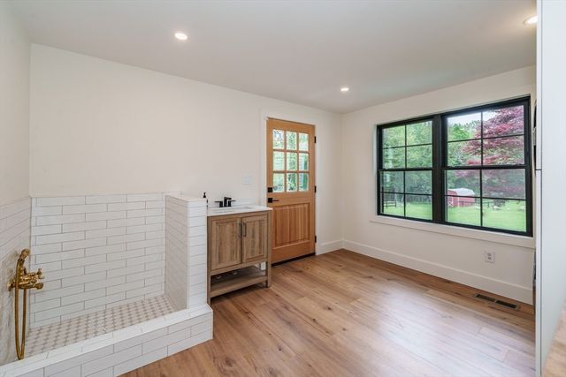 6 Hitching Post Ln, Wilbraham, MA 01095