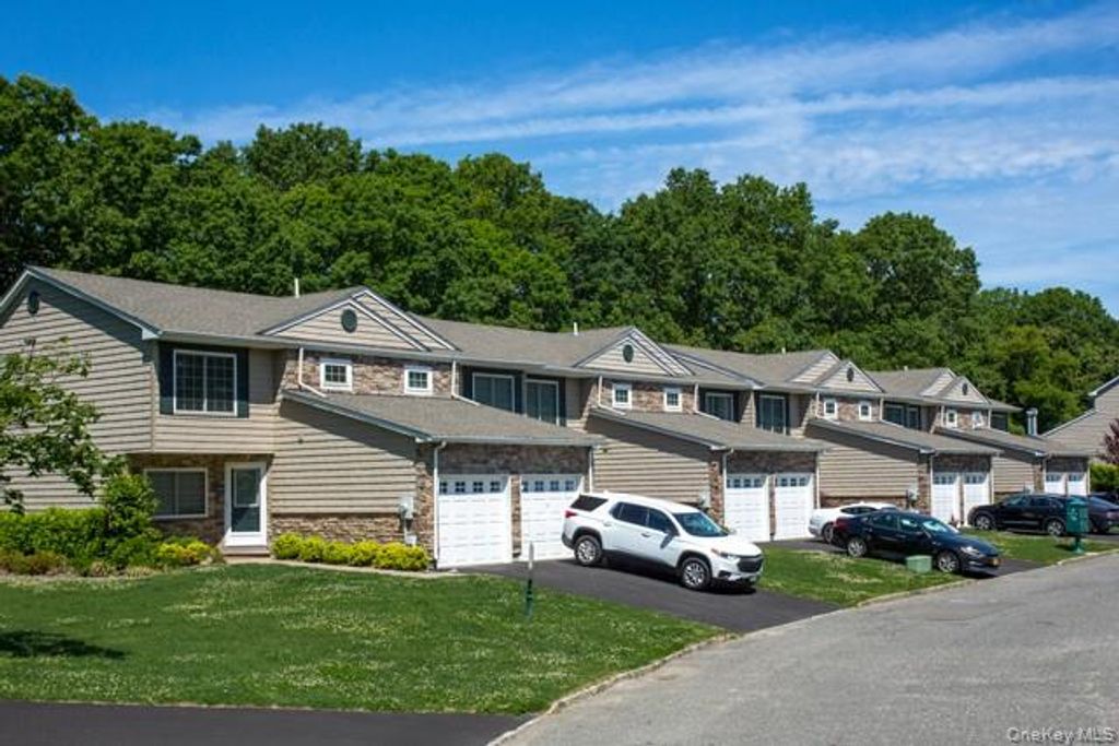 5000 Townhouse Drive 506, Coram, NY 11727