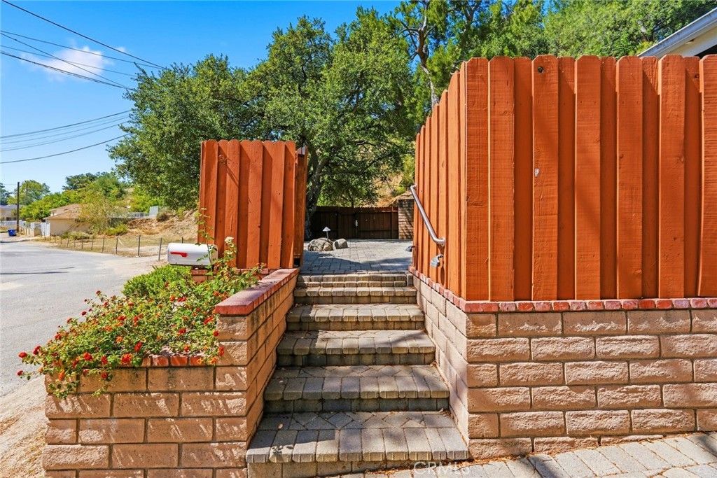 Image 9 of property listing at 6489 Alta Gracia, Tujunga, CA 91042