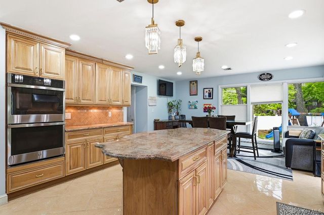 1 Whispering Court, Dix Hills, NY 11746