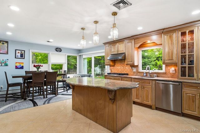 1 Whispering Court, Dix Hills, NY 11746