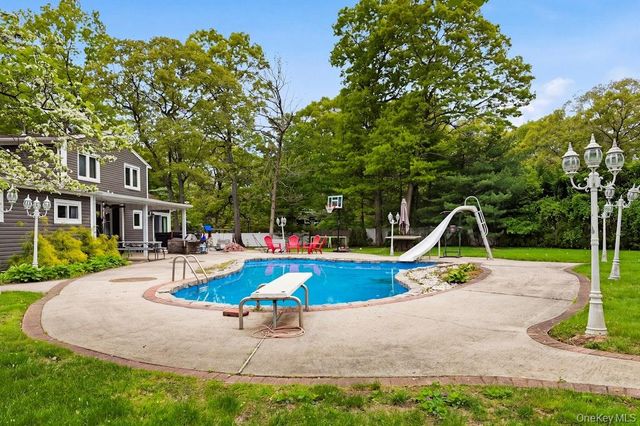 1 Whispering Court, Dix Hills, NY 11746