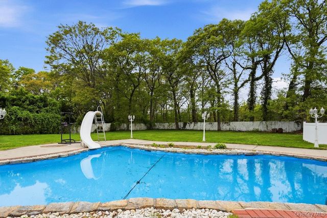 1 Whispering Court, Dix Hills, NY 11746