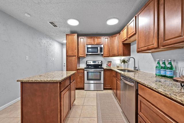 8 Spalding CIR, Wimberley, TX 78676