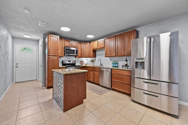 8 Spalding CIR, Wimberley, TX 78676