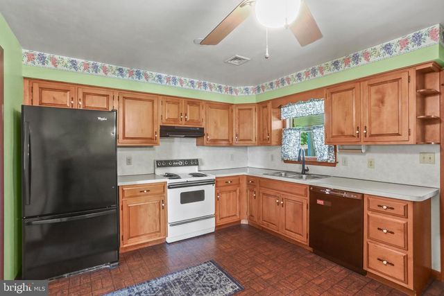 26 LAUREL DR, Hanover, PA 17331