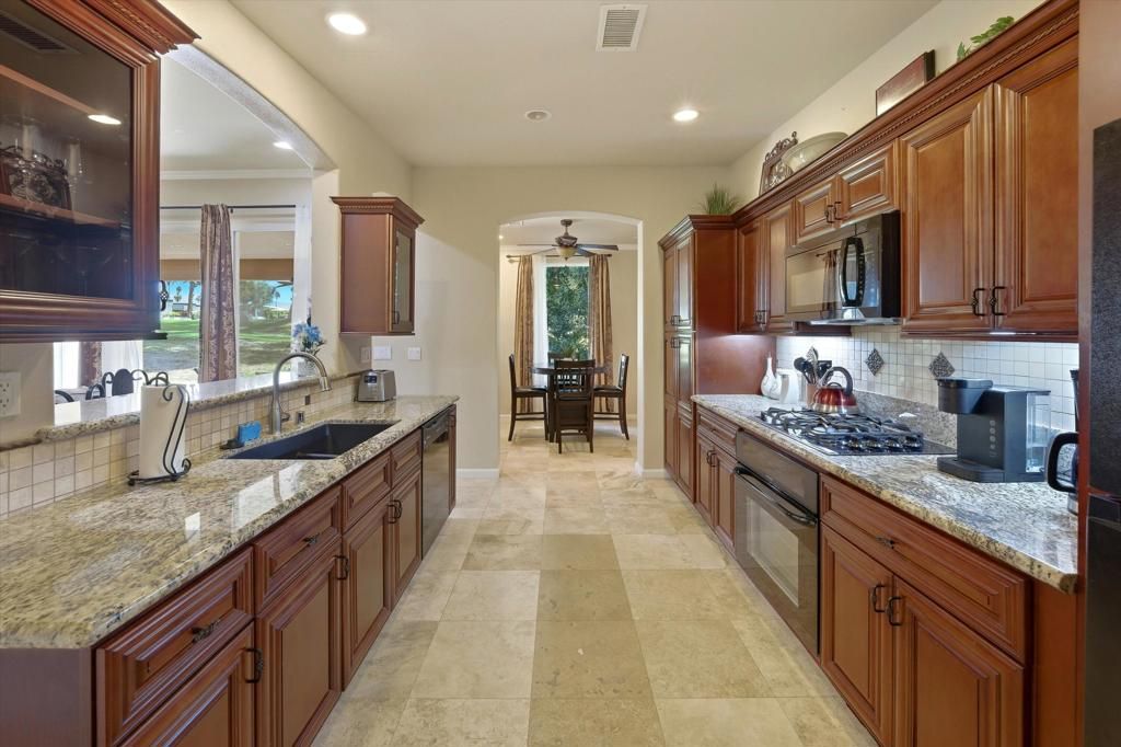 Image 8 of property listing at 44732 Elkhorn Trail, Indian Wells, CA 92210
