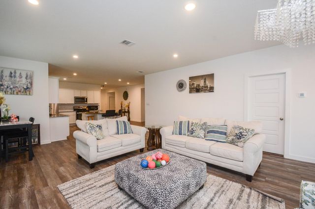 1110 Desert Willow Drive, Rosharon, TX 77583