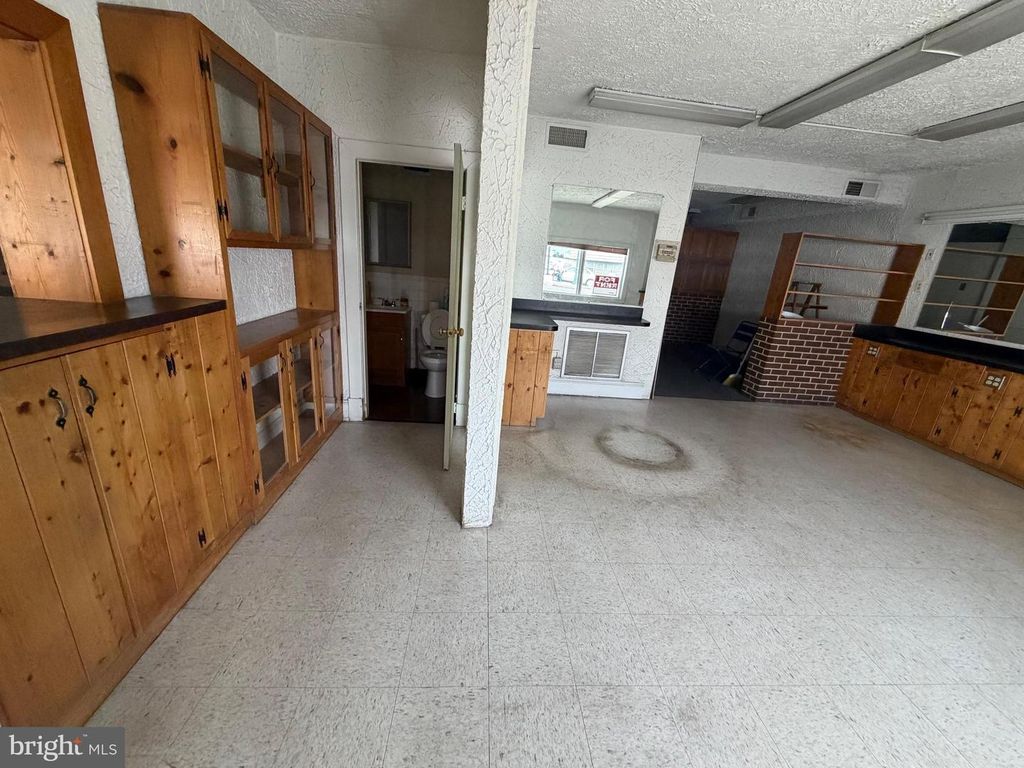 Image 3 of property listing at 28101 KEMPTOWN CHURCH RD, Damascus, MD 20872