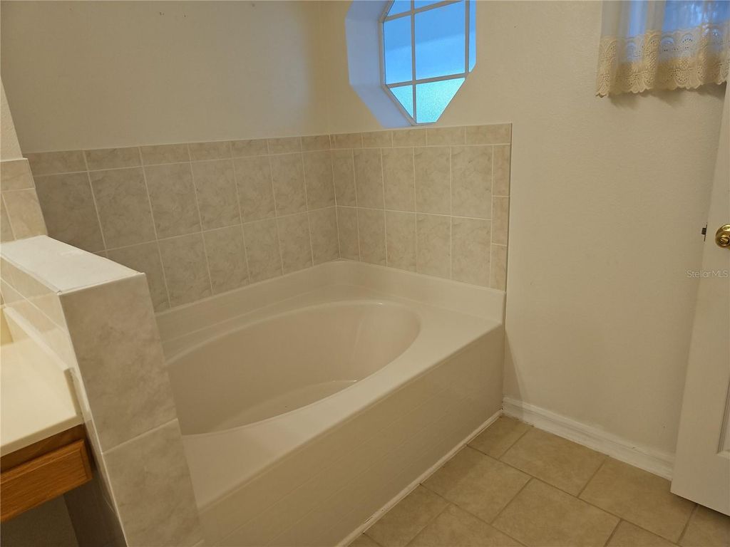 Image 15 of property listing at 6925 HEMLOCK ROAD, Ocala, FL 34472