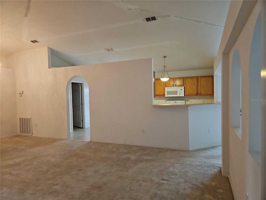 Image 4 of property listing at 6925 HEMLOCK ROAD, Ocala, FL 34472