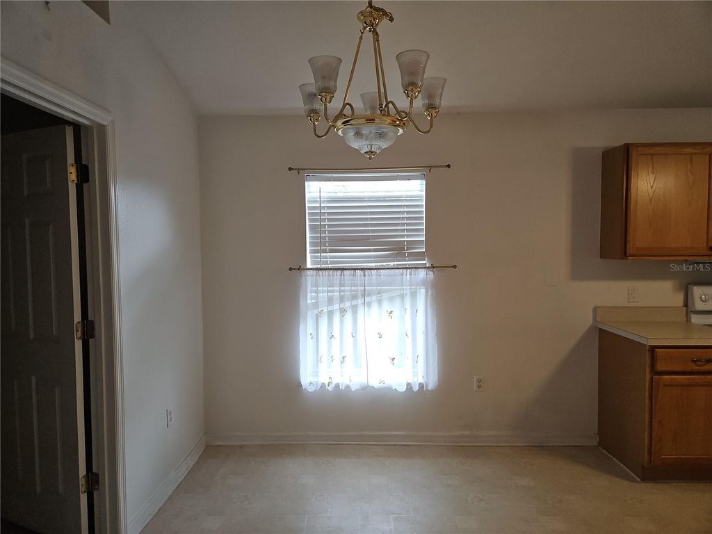 Image 9 of property listing at 6925 HEMLOCK ROAD, Ocala, FL 34472