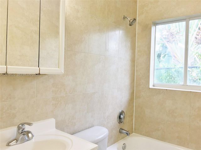 95 Edgewater Dr 207, Coral Gables, FL 33133