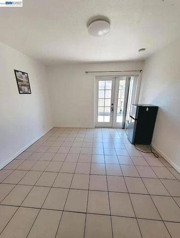 896 Lausanne Avenue, Daly City, CA 94014