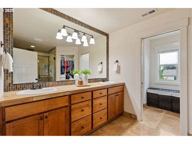 19144 GENTRY HIGHLANDS Ln, Oregon City, OR 97045