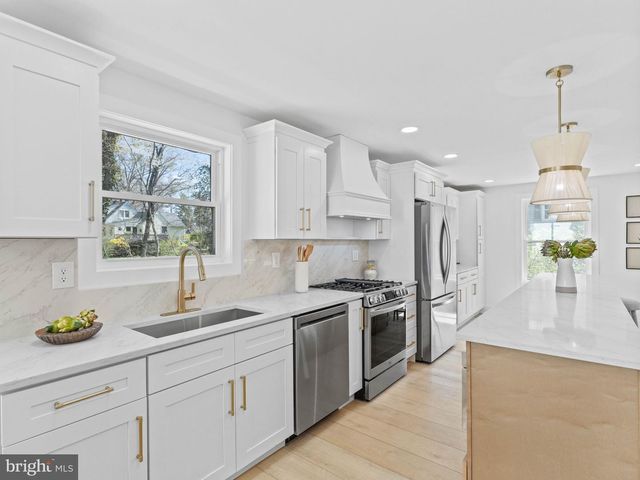 3 OVERBROOK CIR, Moorestown, NJ 08057