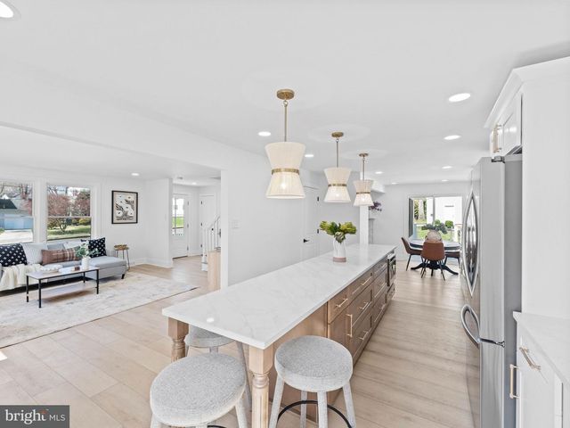 3 OVERBROOK CIR, Moorestown, NJ 08057