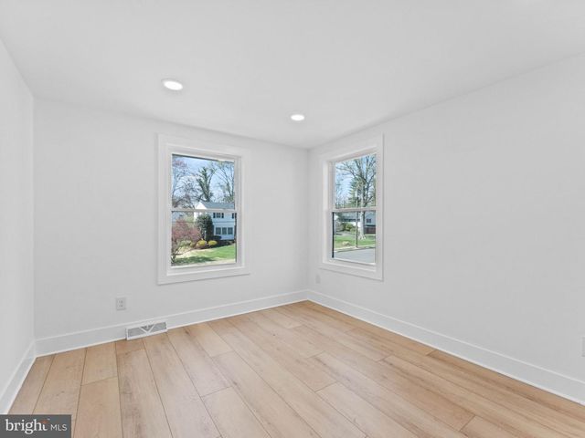 3 OVERBROOK CIR, Moorestown, NJ 08057