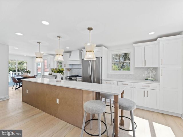 3 OVERBROOK CIR, Moorestown, NJ 08057