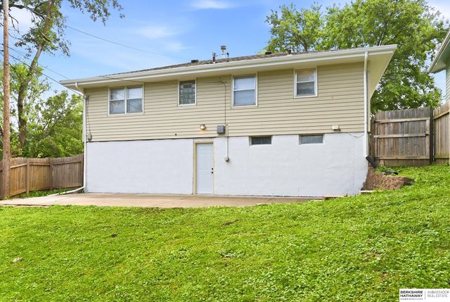 5016 N 61st Street, Omaha, NE 68104