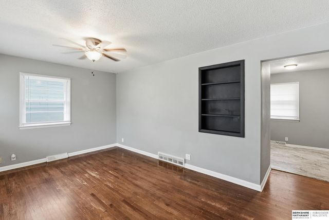 5016 N 61st Street, Omaha, NE 68104