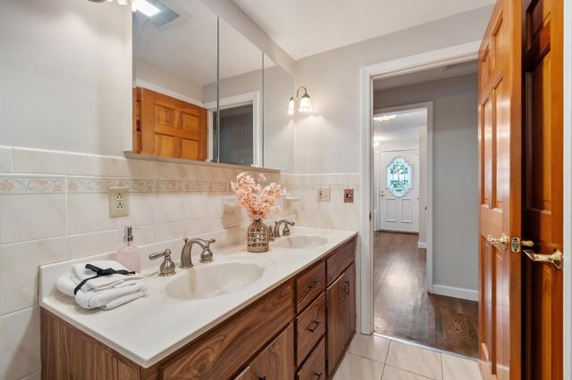 1 Standish Road, Lynnfield, MA 01940
