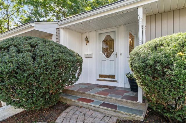 1 Standish Road, Lynnfield, MA 01940