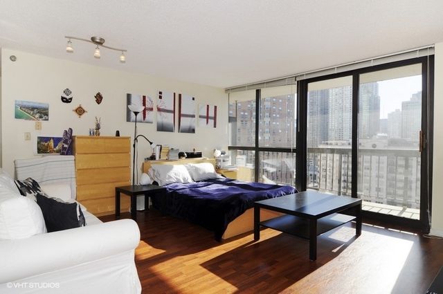 33 W Delaware Place 20E, Chicago, IL 60610