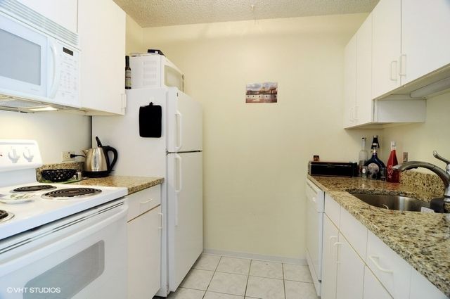 33 W Delaware Place 20E, Chicago, IL 60610