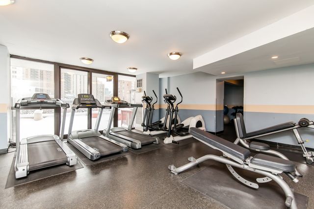 33 W Delaware Place 20E, Chicago, IL 60610