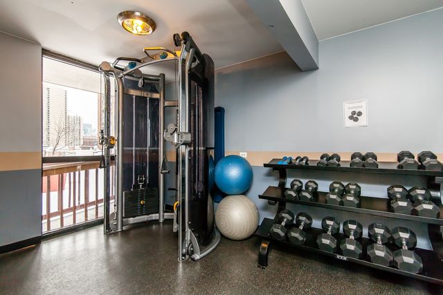 33 W Delaware Place 20E, Chicago, IL 60610