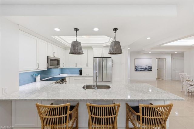 411 6th ST S 202, Naples, FL 34102