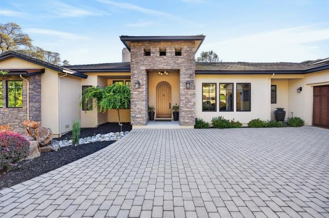 23310 Darkhorse Dr, Auburn, CA 95602