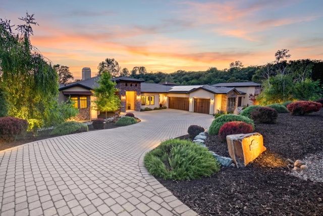 23310 Darkhorse Dr, Auburn, CA 95602