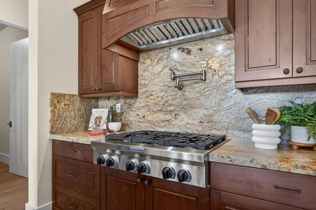 23310 Darkhorse Dr, Auburn, CA 95602