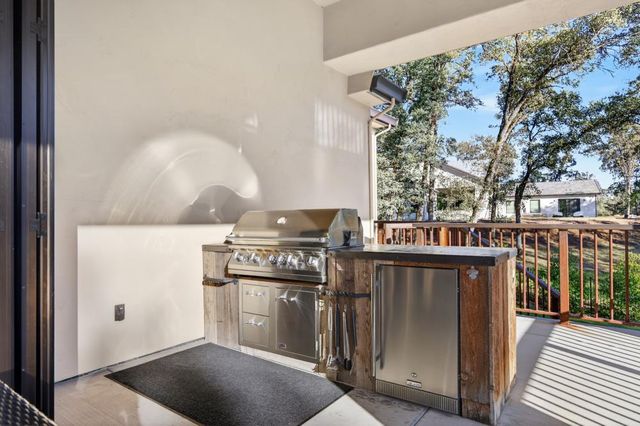 23310 Darkhorse Dr, Auburn, CA 95602